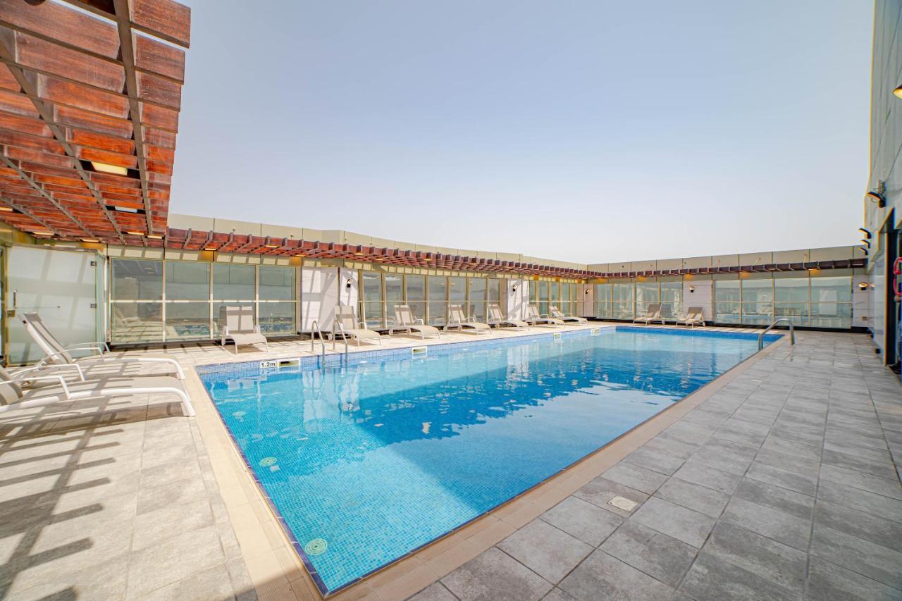 Platinum Coast Hotel Apartments Фуджейра Екстериор снимка The swimming pool at the hotel