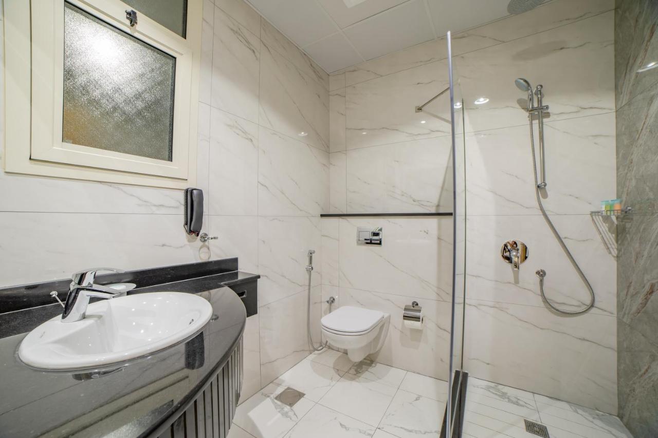 Platinum Coast Hotel Apartments Фуджейра Екстериор снимка Bathroom with shower