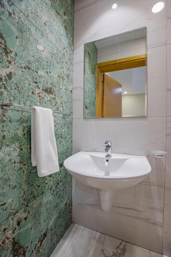Platinum Coast Hotel Apartments Фуджейра Екстериор снимка Bathroom