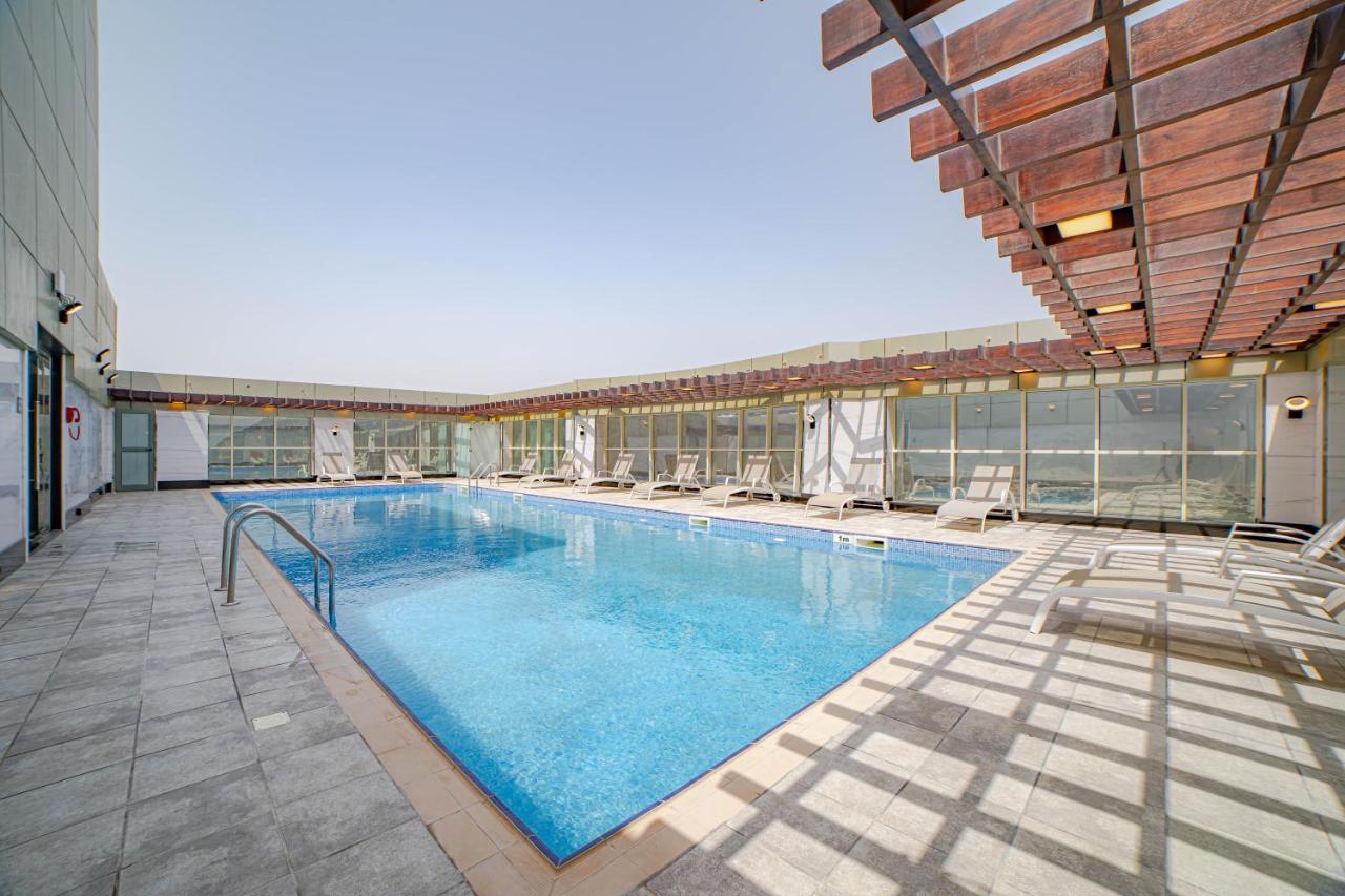 Platinum Coast Hotel Apartments Фуджейра Екстериор снимка Swimming pool at the hotel