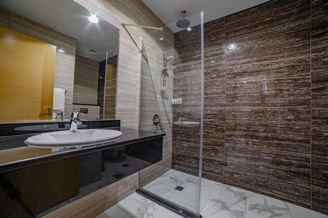 Platinum Coast Hotel Apartments Фуджейра Стая снимка A shower enclosure