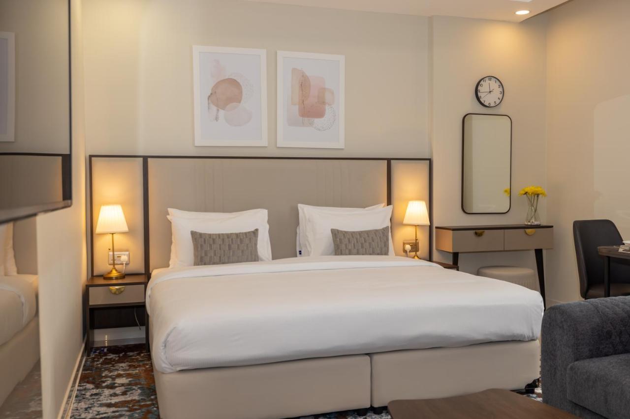 Platinum Coast Hotel Apartments Фуджейра Екстериор снимка A bedroom at the hotel